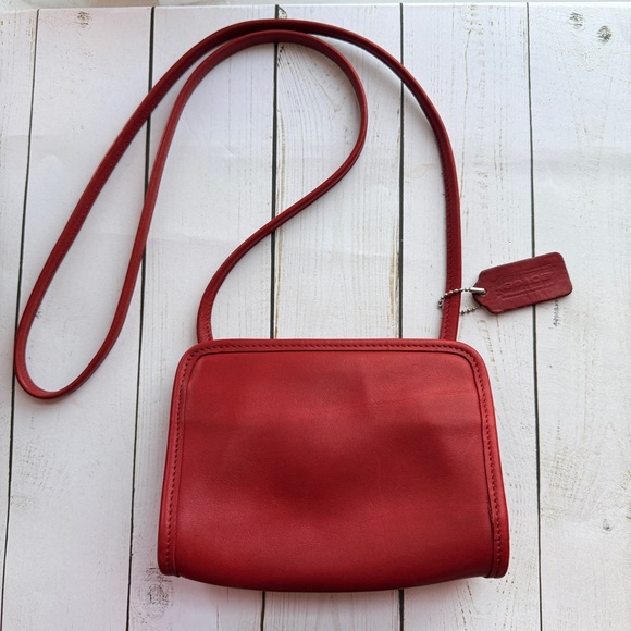 COACH | Vintage Red Disco Bag, Made in Costa Rica (1998) #9048 - Picture 2 of 15